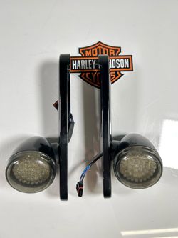 2018 Harley Davidson Street Glide Left and Right Front Turn Signal. SM9KNT0403