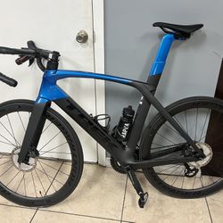 2024 Trek Madone SL 7 Disc 052-RD Carbon Fiber Bontrager Aeolus Pro 5 TLR Disc Road Wheels Bike.