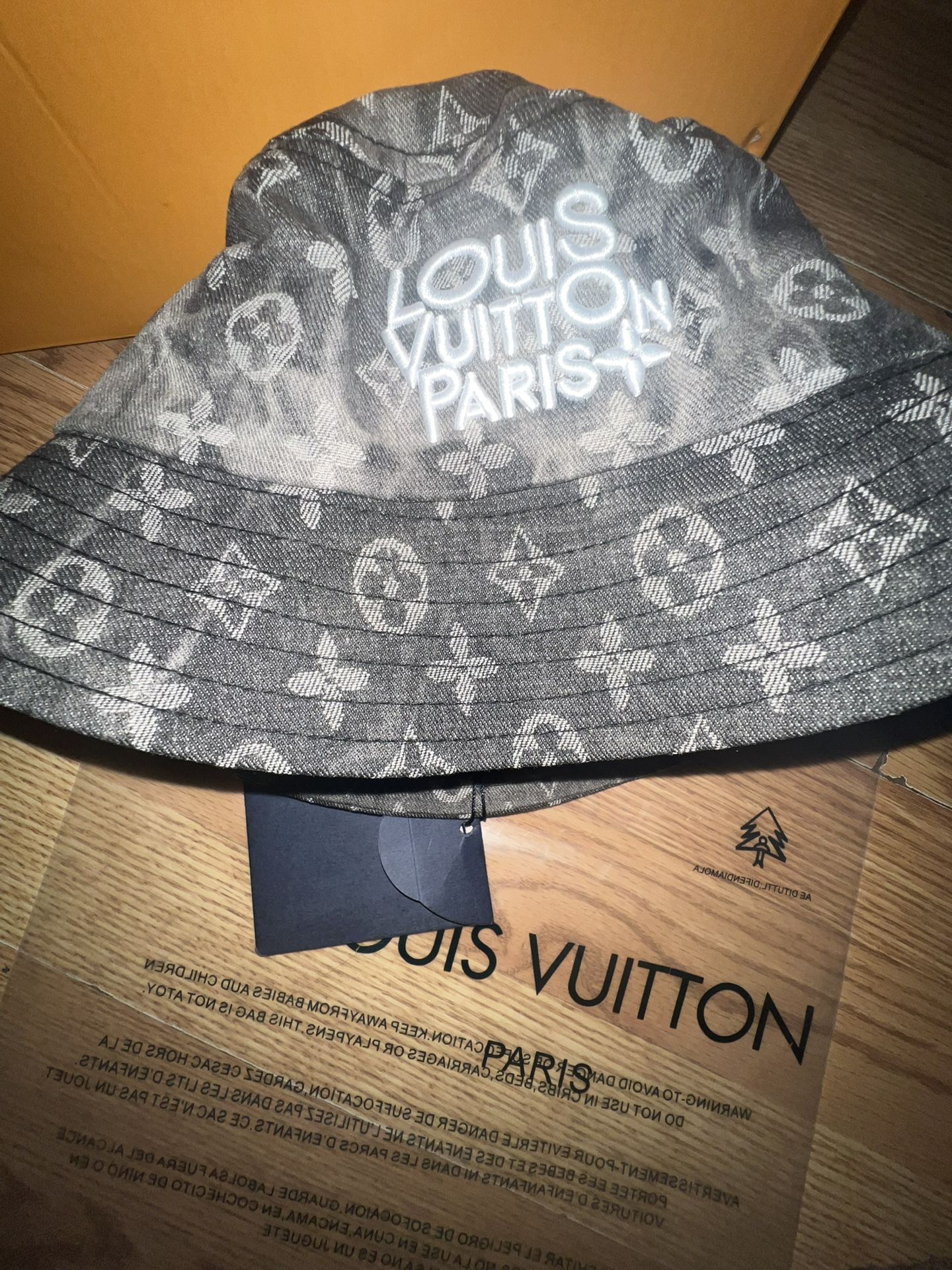 LOUIS VUITTON BUCKET HAT