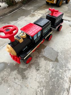 Hollicy 1919 Ride-On Train with Track and Caboose!
