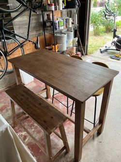 Highly top table and chairs