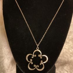 Vintage Gold Tone Necklace With Flower 🌺 Shaped Pendant…18”long