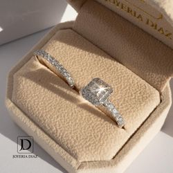 gold engagement ring