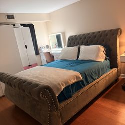 QUEEN Sz TUFTED/STUDDED UPHOLSTERED BED FRAME