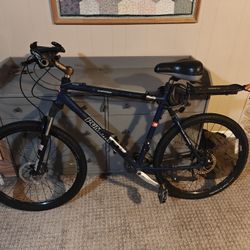 North Face 21.5" Pumori Mountain Bike, Hydraulic breaks, rock shox, USB-C lights and lots of extras