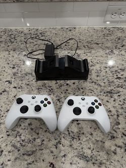 2 Xbox Series X|S Wireless Controllers + Dual Charging Station