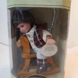 collectible memories genuine porcelain doll ( Alex ), Preowned in good condition. Condition is "Used".
Collectible Memories Genuine Porcelain Doll. 
L