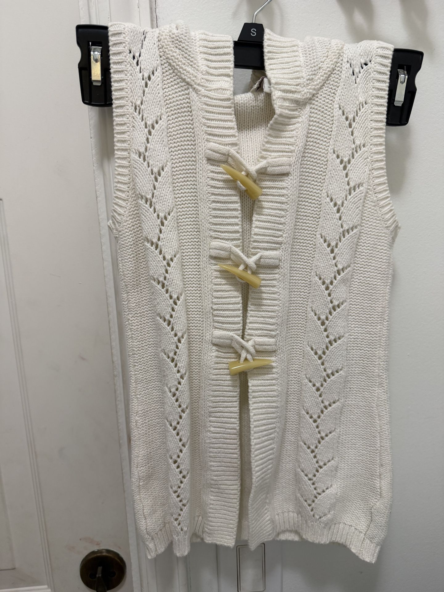 Girl The Children’s Place, size S (5/6), hooded sleeveless cardigan with toggle closures.