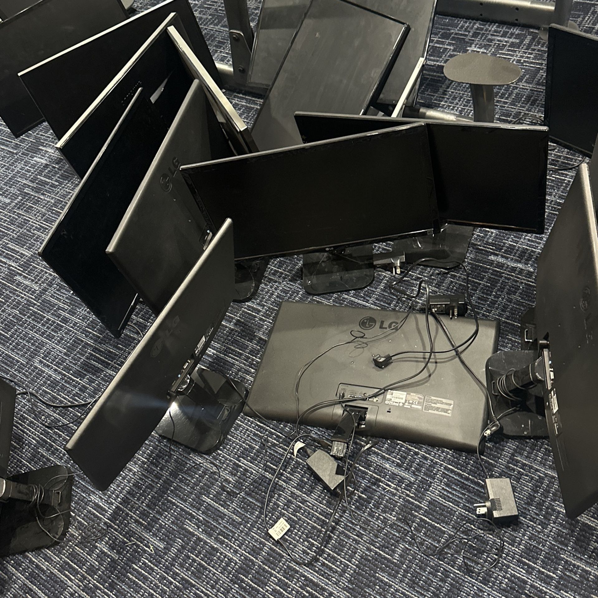 Computer Screens 30$ Each