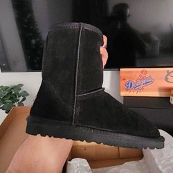 Brand New UGGS SIZE 7 