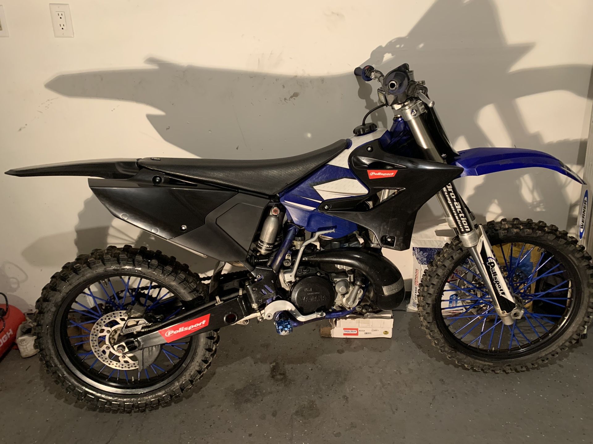 Yz250 no problems start first kick and strong bike every gear pops up rebuilt it and u can see really clean bike just put new rims on them today and