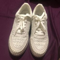 Universal Thread Women’s Sneakers  lemory Foam Insole Woven Lace -up 