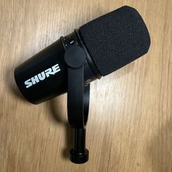 Shure MV7 Dynamic Microphone & Rode PSA1 Desk Arm