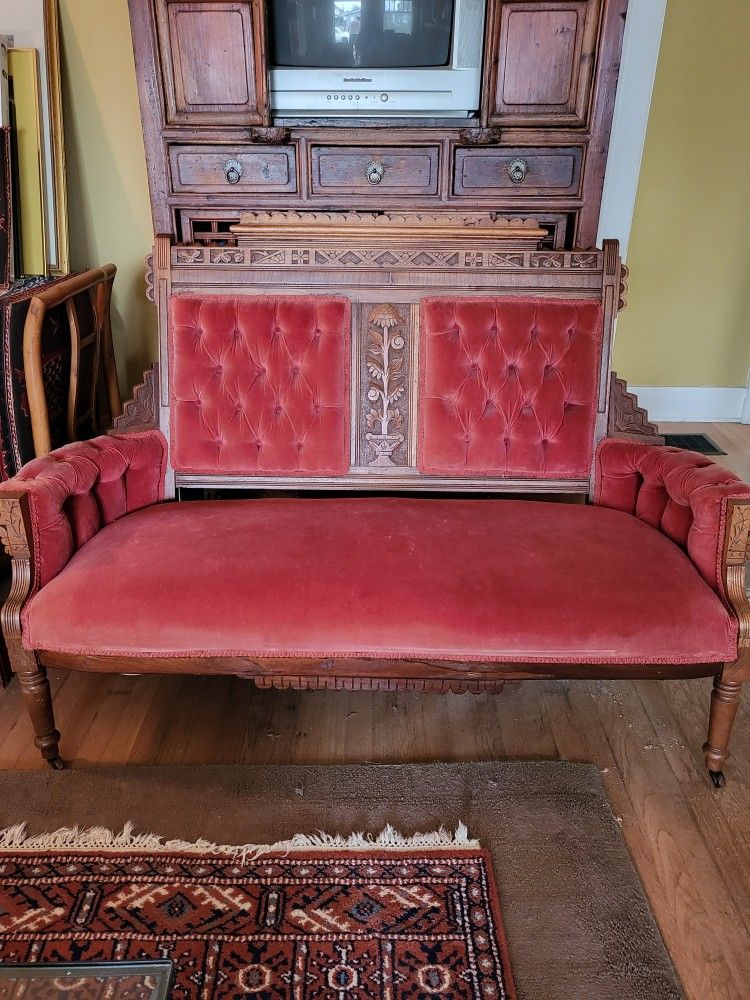EASTLAKE SOFA