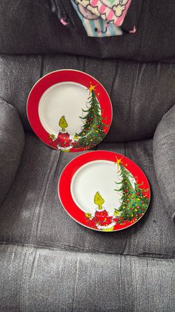 The GRINCH dinner plates 🍽️ set of four (Price is Firm)