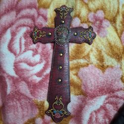 Celebrate life and remembrance with this striking Dia de los Muertos wall cross. Featuring a vibrant sugar skull design, floral accents, and metallic 