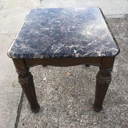 Mesa End Table Buena Condiciones 