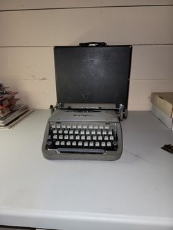 1950s Era Remington Junior-riter Portable Typewriterw/original Case.