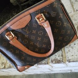 Authentic L V Purse  ($1,150 MSRP)