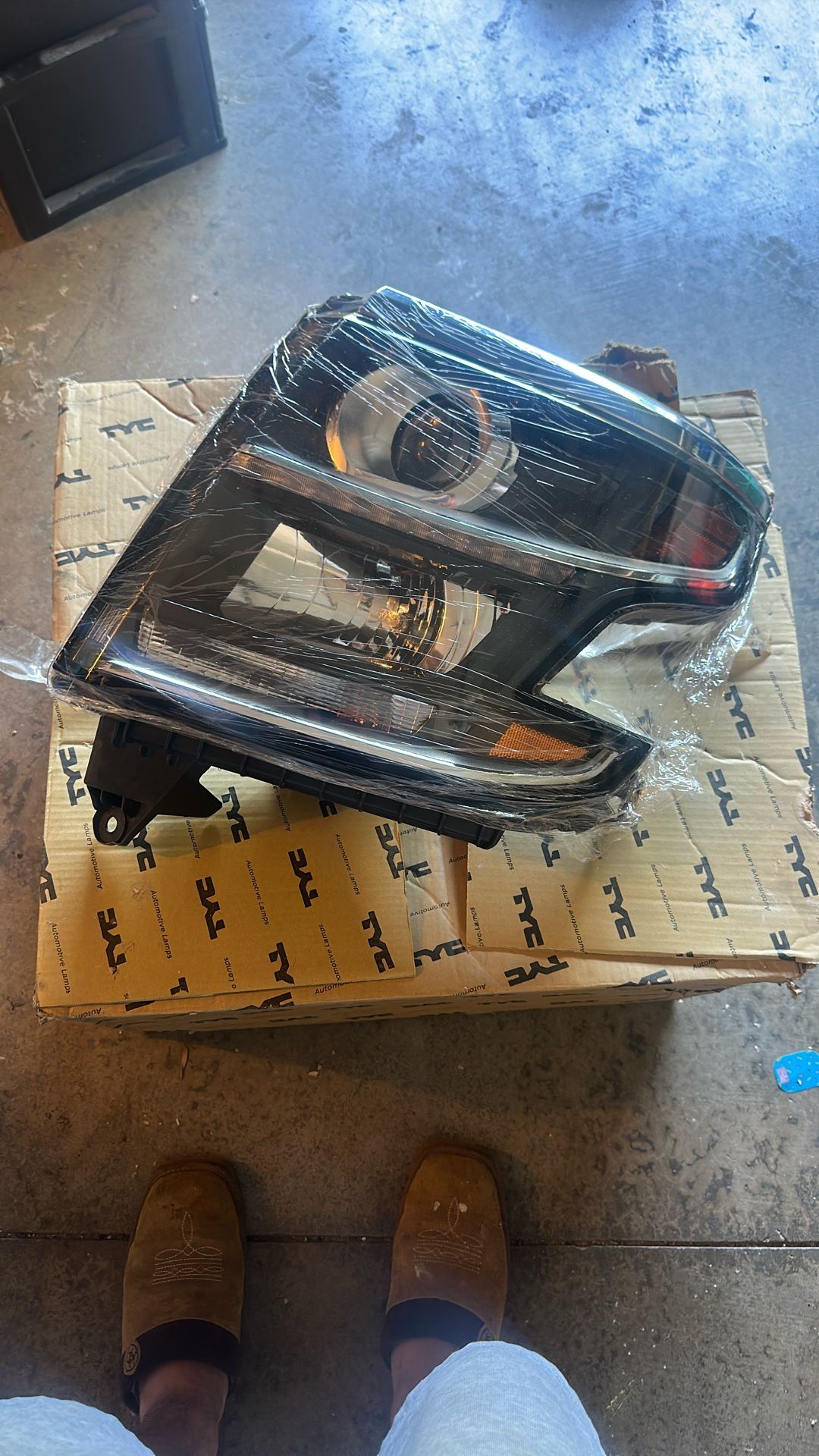 Suburban / Tahoe Headlight