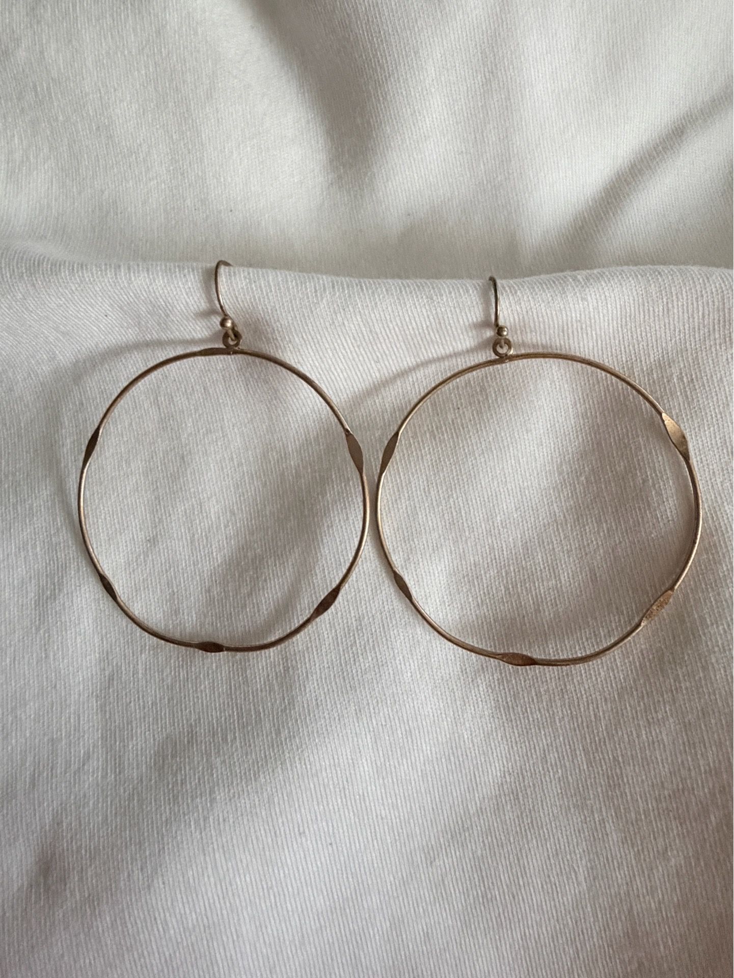 Gold toned Circle dangle earrings.