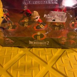 The Incredible  Two Figurines (5)