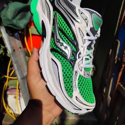 SAUCONY SIZE 8.5 