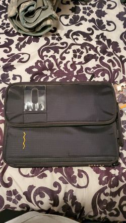 Laptop carrying case