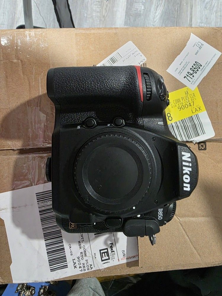 NIKON D850 W/ LENS