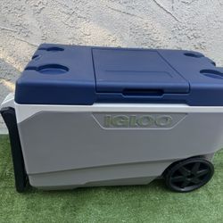 Igloo 90-quart Maxcold Latitude Flip and Tow Wheeled Cooler