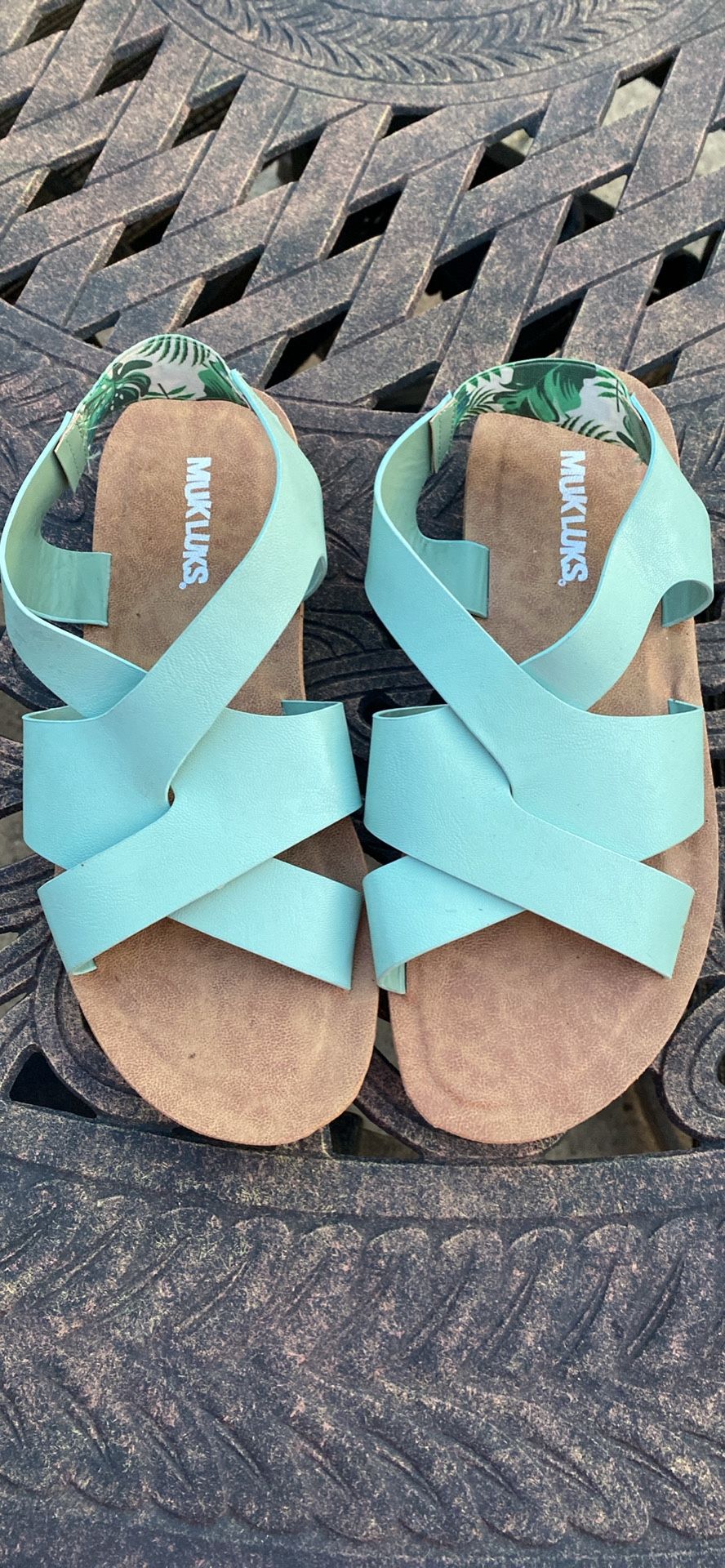 Women’s Mukluks Sandals sz 8