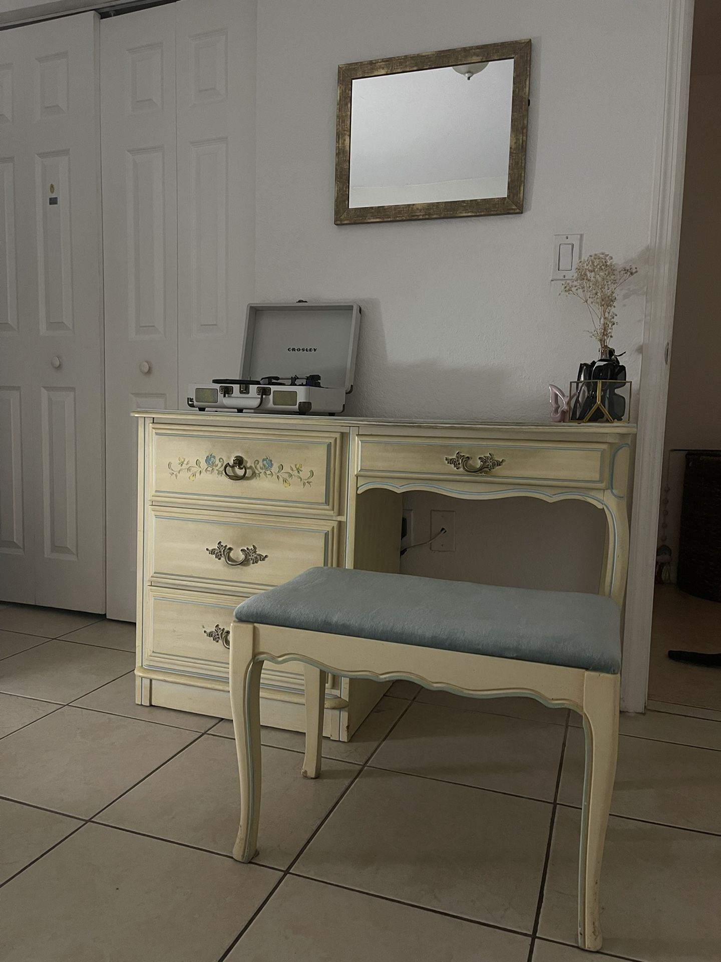 Vintage  French Provincial Dresser