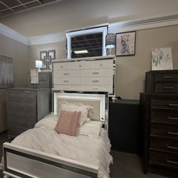 Bed and dresser with mirror set