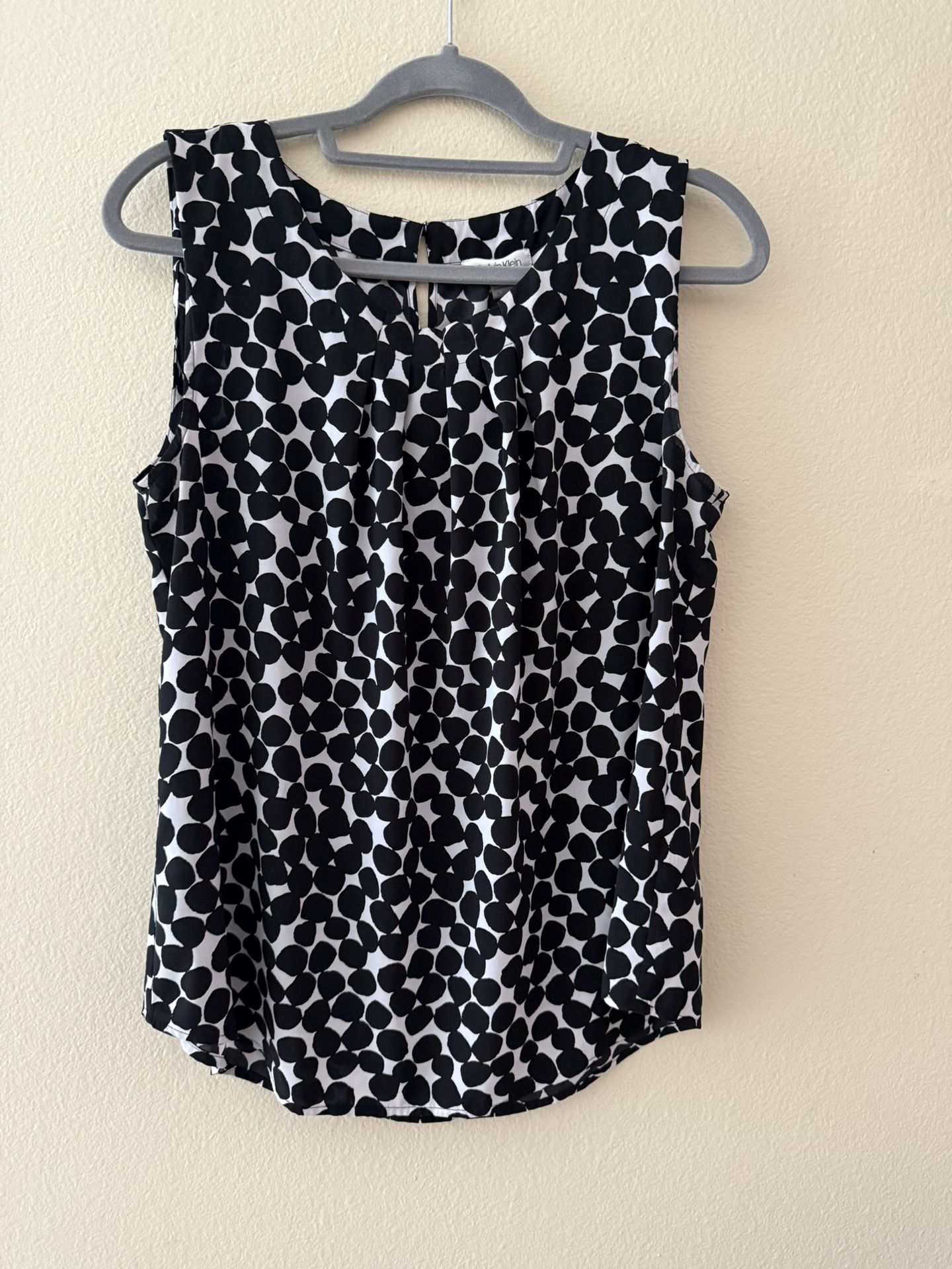 Calvin Klein Blouse Women's Size XL Sleeveless Pleated Round Neckline.