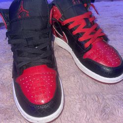 Jordan 1 Mids Bred 4.5 Youth 