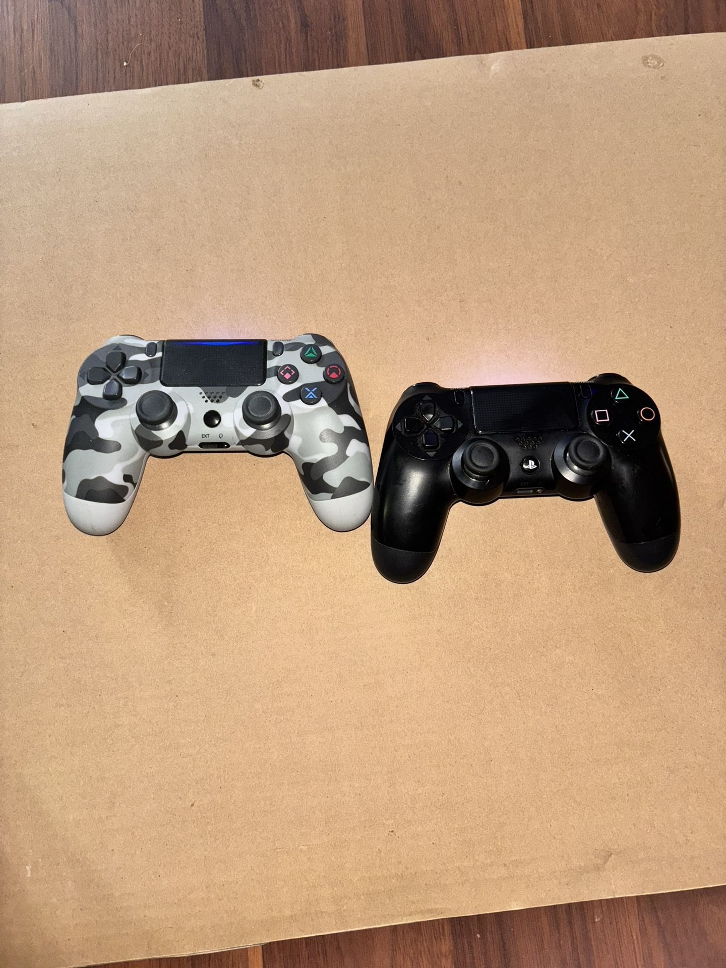 2 Ps4 Controllers