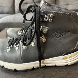 Danner Mountain 600 Women’s Hiking Boots — Size 6 — Vibram Sole — Waterproof