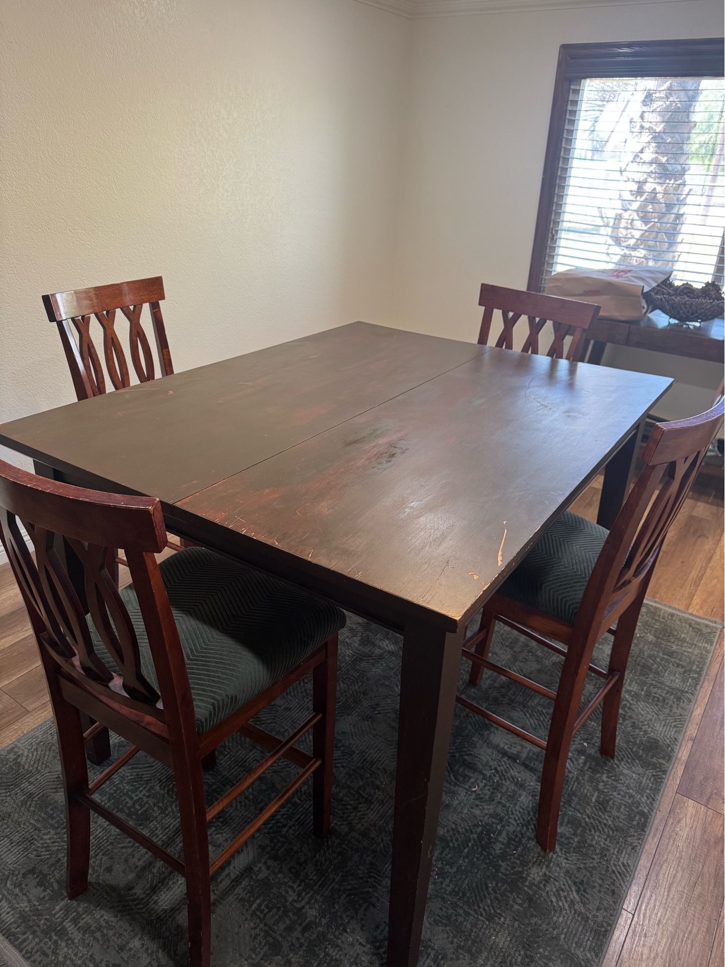 Dining room table & chairs & rug