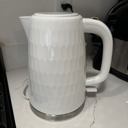 Black + Decker 1.7L cordless White Electric Kettle