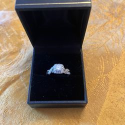 NEW GENUINE VERA WANG DIAMOND ENGAGEMENT RING. 💎.  14KT.  VERY THICK & HEAVY.  2 GENUINE SAPPHIRES  MSRP $3,499.99(SEE AD). XMAS SALE $1,050 OR BEST 