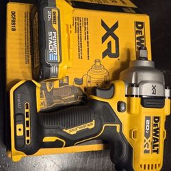 DE WALT 1/2 XR 20V AND POWER STACK BATTERY