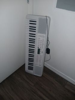 White Yamaha Keyboard 61 Keys