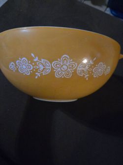 Vintage yellow pyrex bowl
