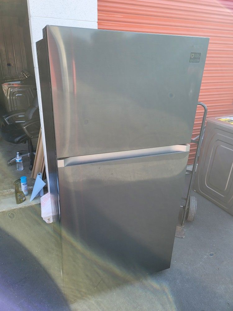 Like New Black Stainless Steel Samsung 21cu Ft Apartment Size Top Freezer Refrigerator With Ice Maker π§