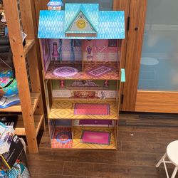 Elsa And Anna Play House 
