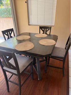 Cute Counter Height Dining Set