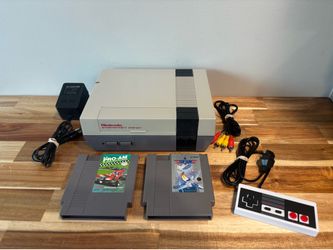 Nintendo Entertainment System (NES) Videogame Console Bundle (NES, RC ProAm, Top Gun, 1 Controller)