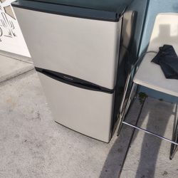 Frigidaire 4.5-cu ft Mini Fridge with Freezer (Silver)