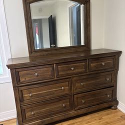 Dresser With Mirror