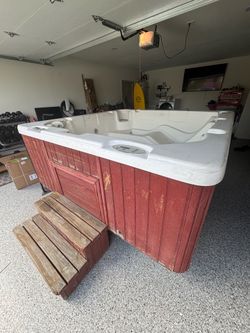 Large jacuzzi w/ steps and cover
